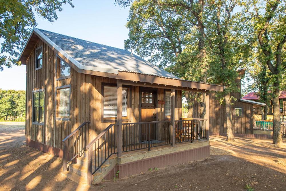 The Roadrunner Cabin 15MIN to Magnolia Baylor